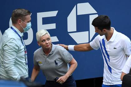 Novak Djokovic le pidió disculpas a la jueza de línea, pero su destino estaba sellado: descalificación