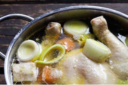 El agua de la sopa ayuda con la hidratación, que suele ser un problema cuando tenemos un resfriado