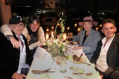 Osvaldo Brucco, como buen anfitrión, recorrió las mesas de sus invitados. Aquí, con Juan Cruz Bordeu, Graciela Borges y Gerard Confalonieri