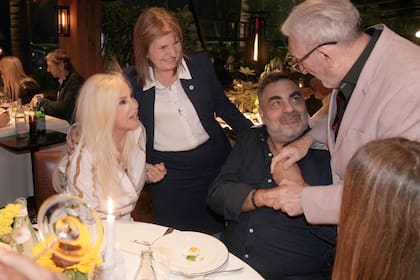 Patricia Bullrich, ministra de Seguridad de la Nación, y su marido, Guillermo Yanco, saludan a Susana y al humorsta Roberto Moldavsky. La ministra también se acercó al ex presidente Mauricio Macri -de quien fue funcionaria y hoy está alejada- y le preguntó "¿No me vas a saludar?"