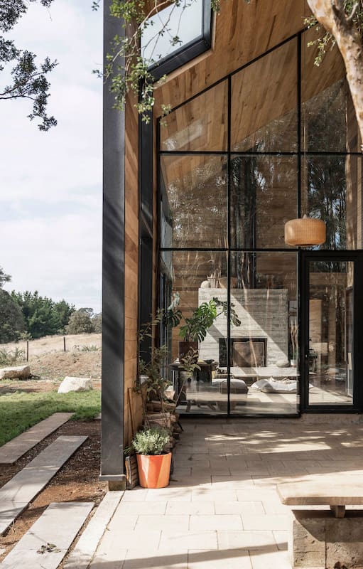 Diseñó su casa como un galpón en apariencia común, pero que se despliega ladera abajo.