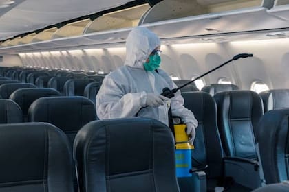 63 personas que viajaron en el vuelo con la mujer debieron ser puestas en aislamiento inmediatamente y el marido de Li Jiam recibió un test positivo tres días después de arribar a Beijing