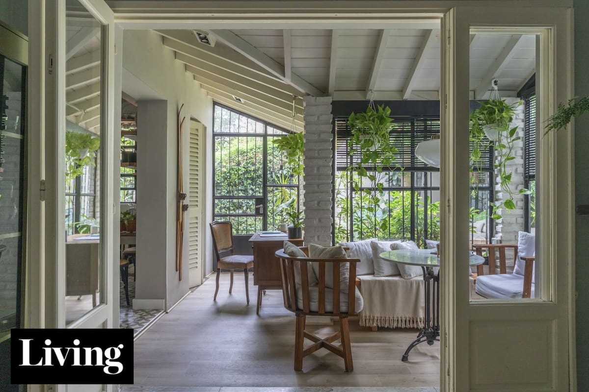 Con más estilo que obra, una pareja hizo una casa actual de un clásico chalet años 50 en La Lucila