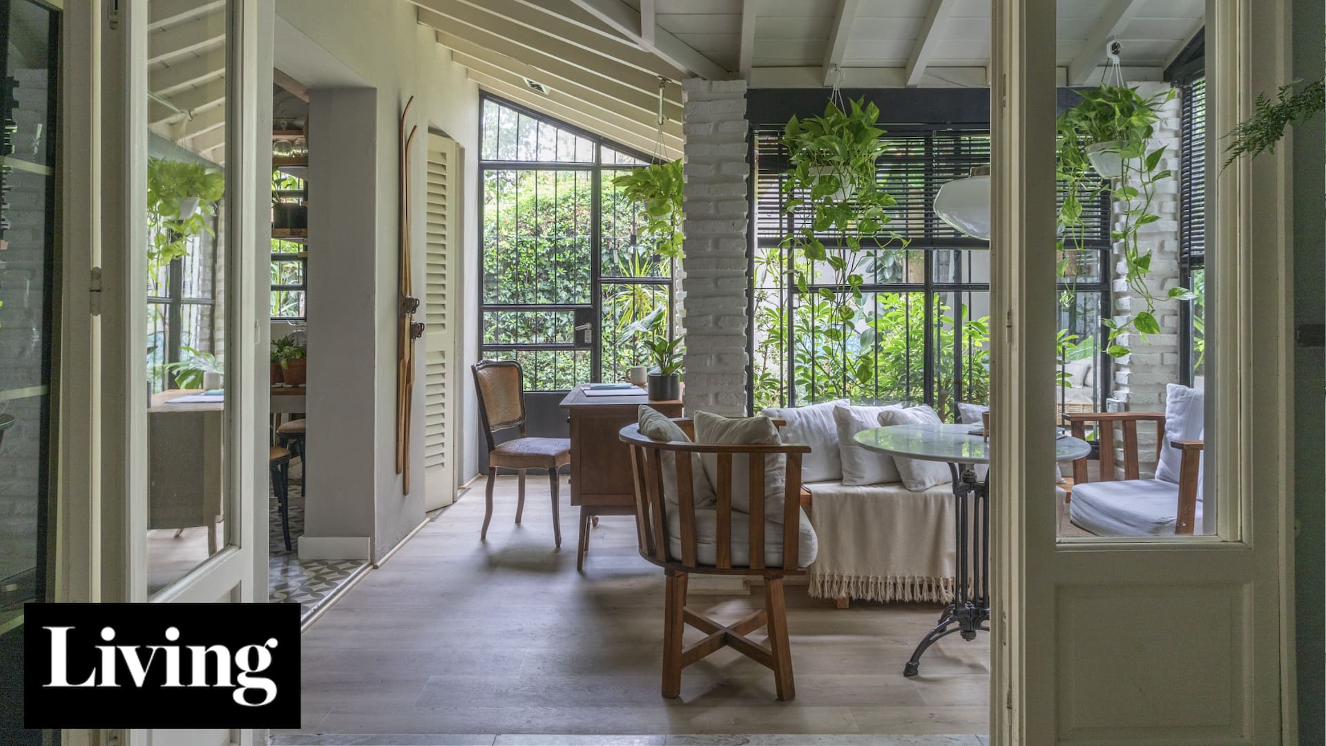 Con más estilo que obra, una pareja hizo una casa actual de un clásico chalet años 50 en La Lucila