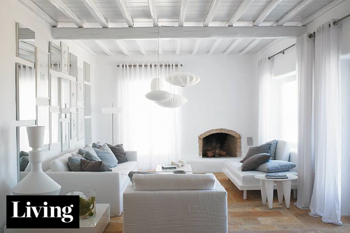 Una casa de playa blanca, radiante y práctica, con una decoración que no pasa de moda