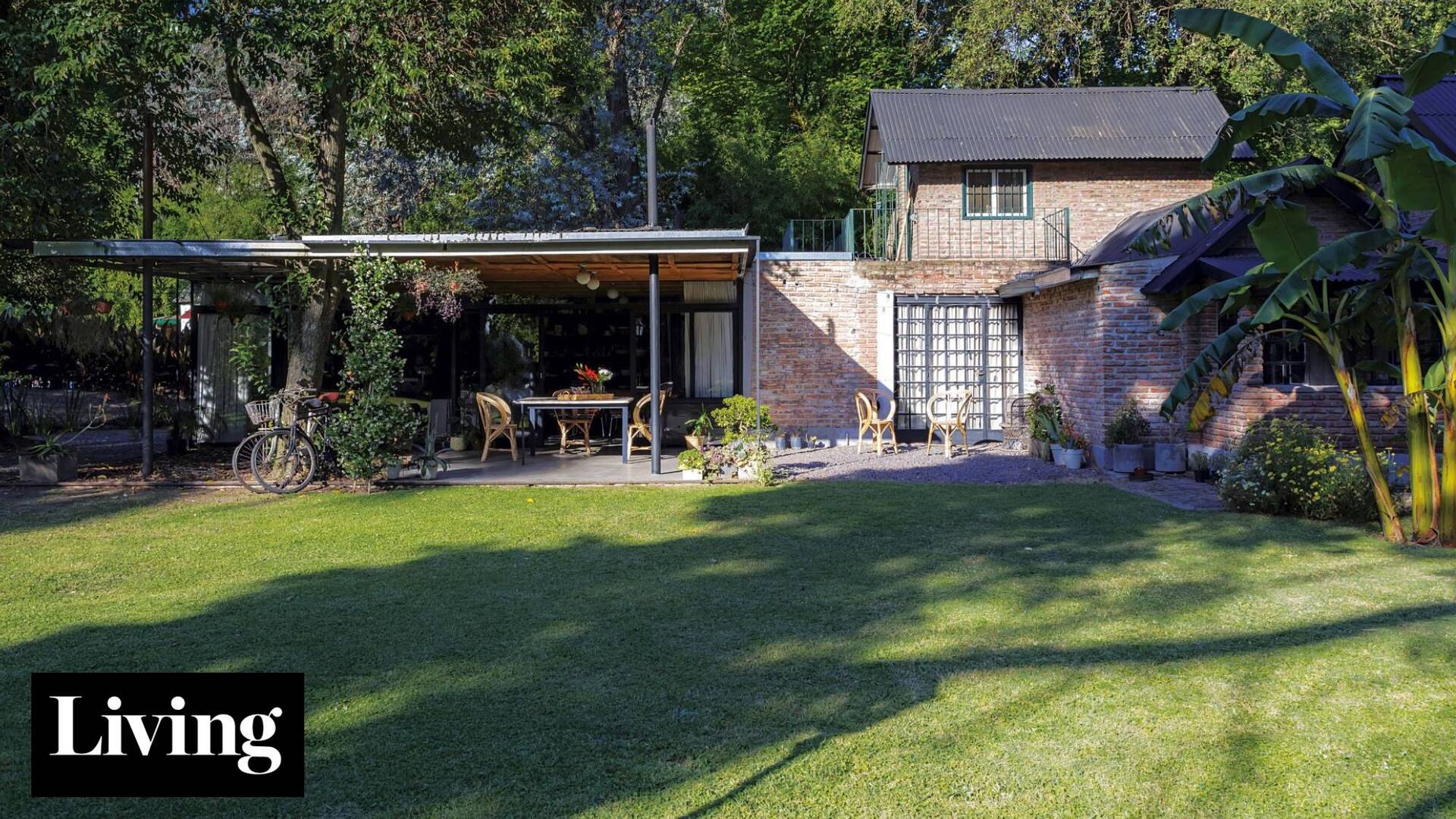 Era una típica casa de ladrillo que se renovó con una idea muy clara y materiales fuera de lo común