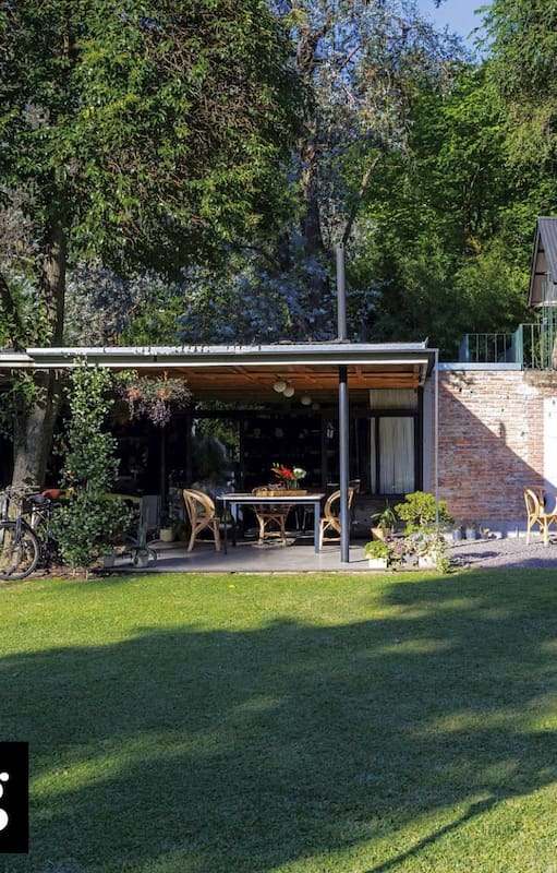 Era una típica casa de ladrillo que se renovó con una idea muy clara y materiales fuera de lo común