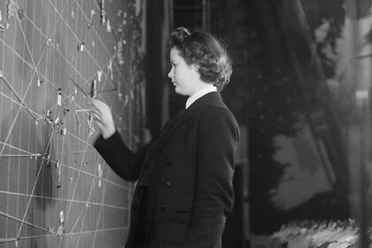 66 mujeres del Servicio Naval Real de Mujeres, o Wrens, trabajaron para la Unidad Táctica de Aproximaciones Occidentales (WATU) en Derby House.