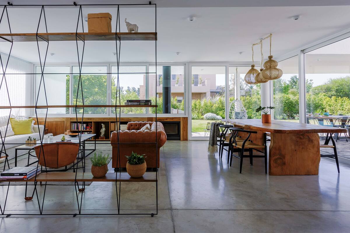 Al aire libre: una casa en esquina diseñada en relación directa con el exterior
