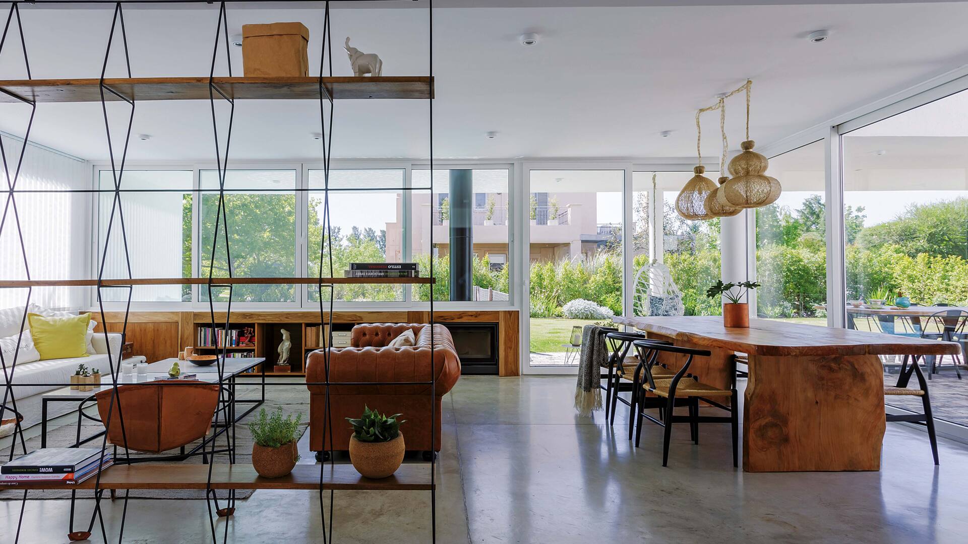 Al aire libre: una casa en esquina diseñada en relación directa con el exterior
