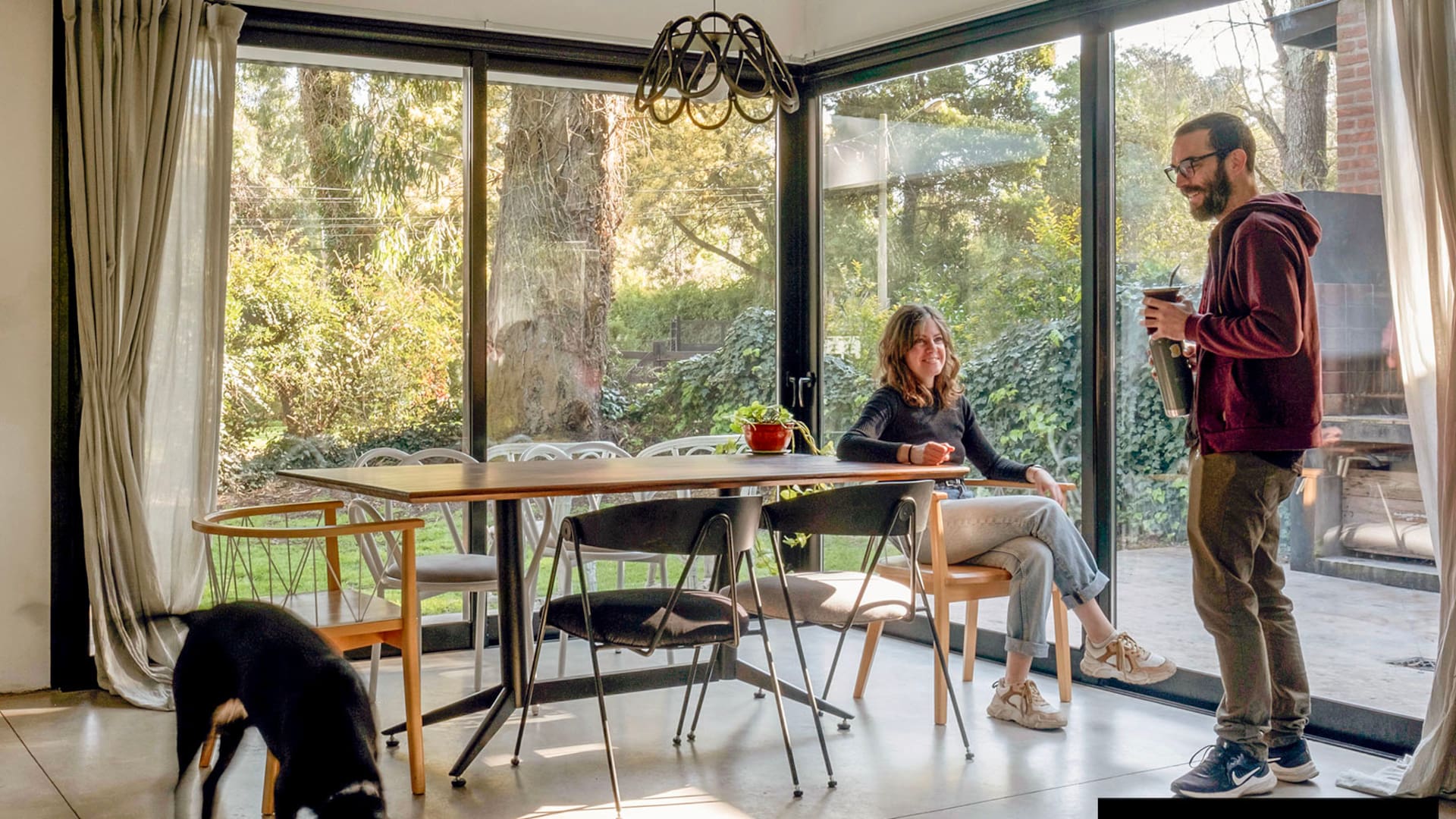 Cálida y transparente: así es la casa en medio del bosque de dos destacados diseñadores marplatenses