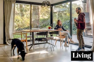 Así es la casa cálida y transparente de dos destacados diseñadores marplatenses