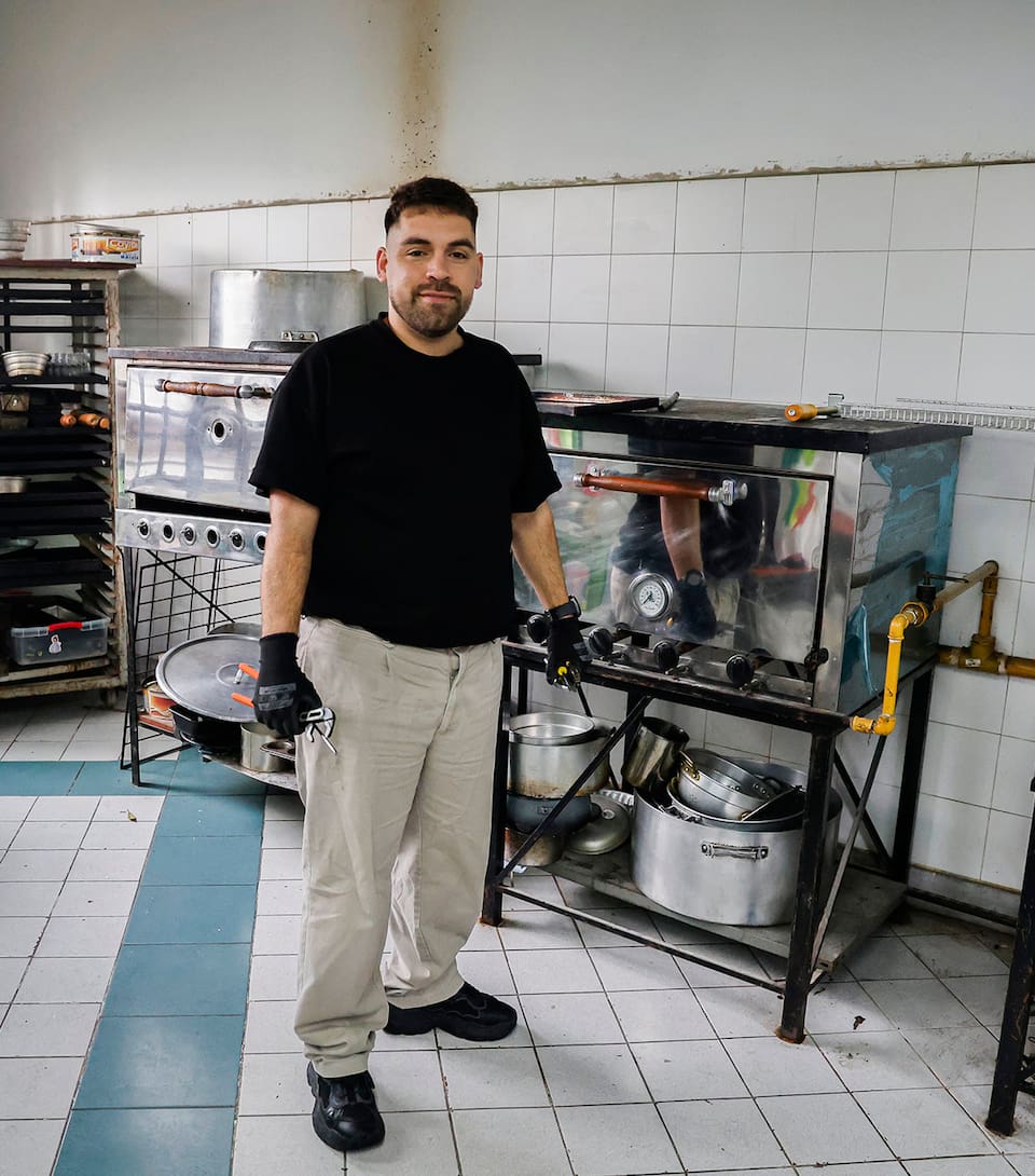 Jóvenes de sectores vulnerables que no acceden a un trabajo formal. - Leo Carbón, un joven que trabaja como ayudante de albañil o haciendo trabajos de reparaciones por su cuenta. El es del Barrio Mitre si bien ahora vive en Pacheco.