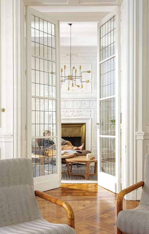 Atajo entre épocas. Renunció a los amenities de los edificios nuevos para mudarse a este piso de 1908 en Recoleta y le dio elegancia actual