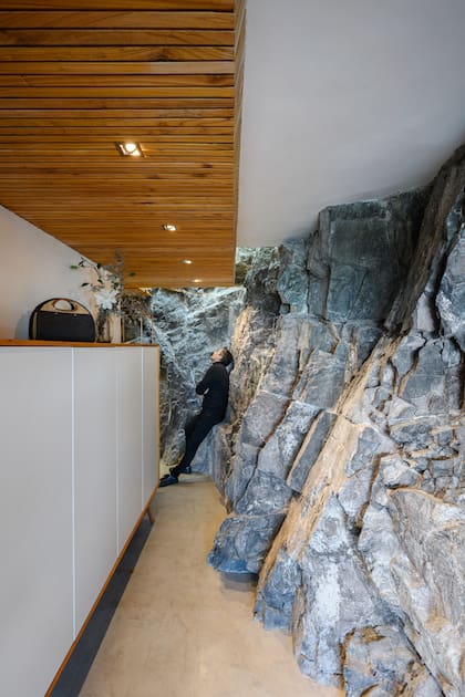 En Córdoba, un arquitecto acopló su casa-estudio a la montaña y dejó la roca a la vista en el interior