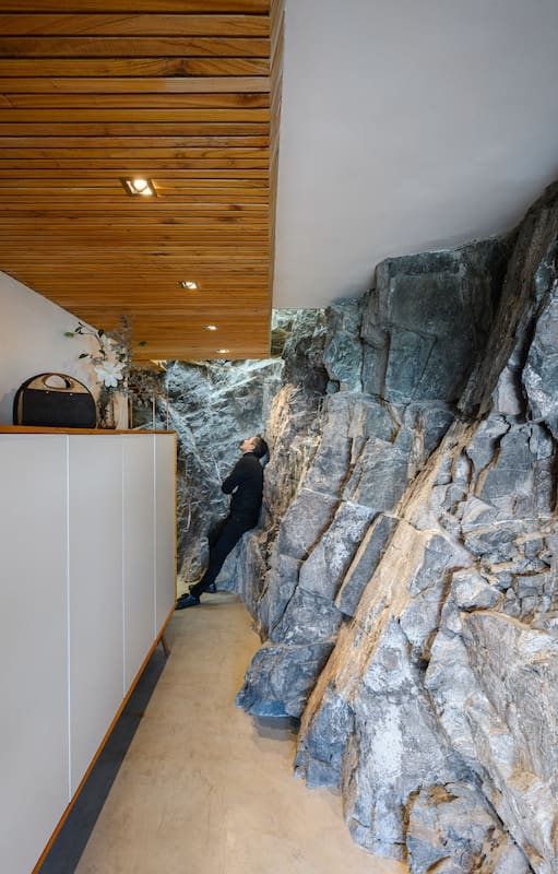 En Córdoba, un arquitecto acopló su casa-estudio a la montaña y dejó la roca a la vista en el interior