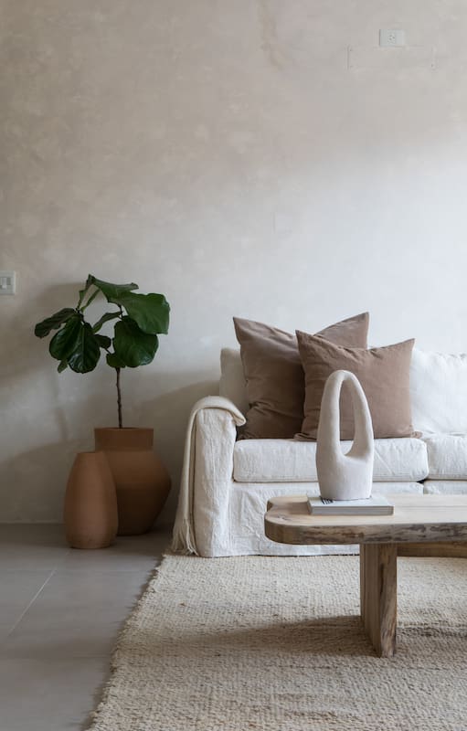 Ideas para copiar. Una interiorista revela cómo “agrandó” el living en un departamento de 69m2 con cocina integrada