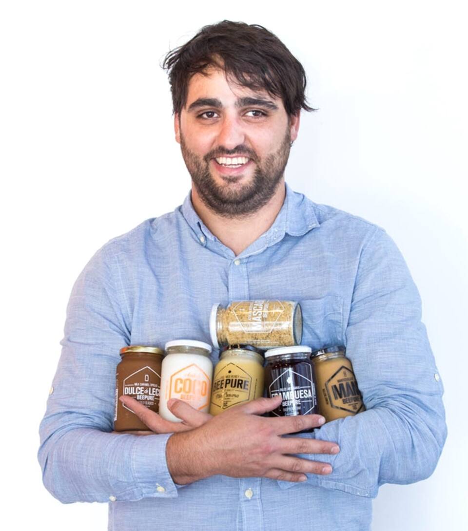 Empezó con su colmena a los 14: hoy vende 20 mil kilos de miel premium por mes