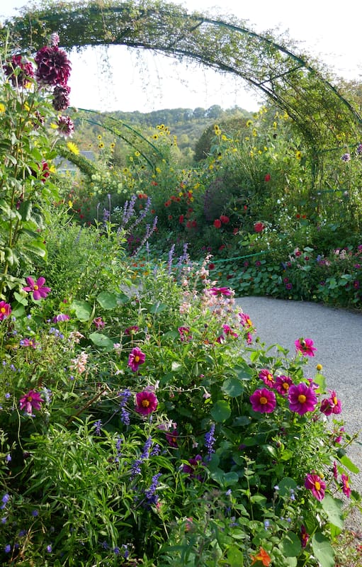 A solo una hora en tren de París, el jardín donde Monet pintó su mundo