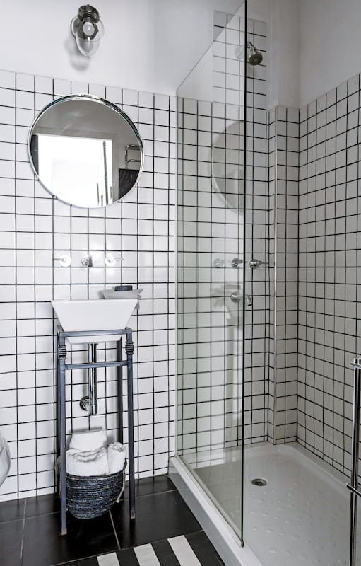 Pensando en cambiar: Te mostramos 10 ideas reales para renovar un baño chiquito y de época