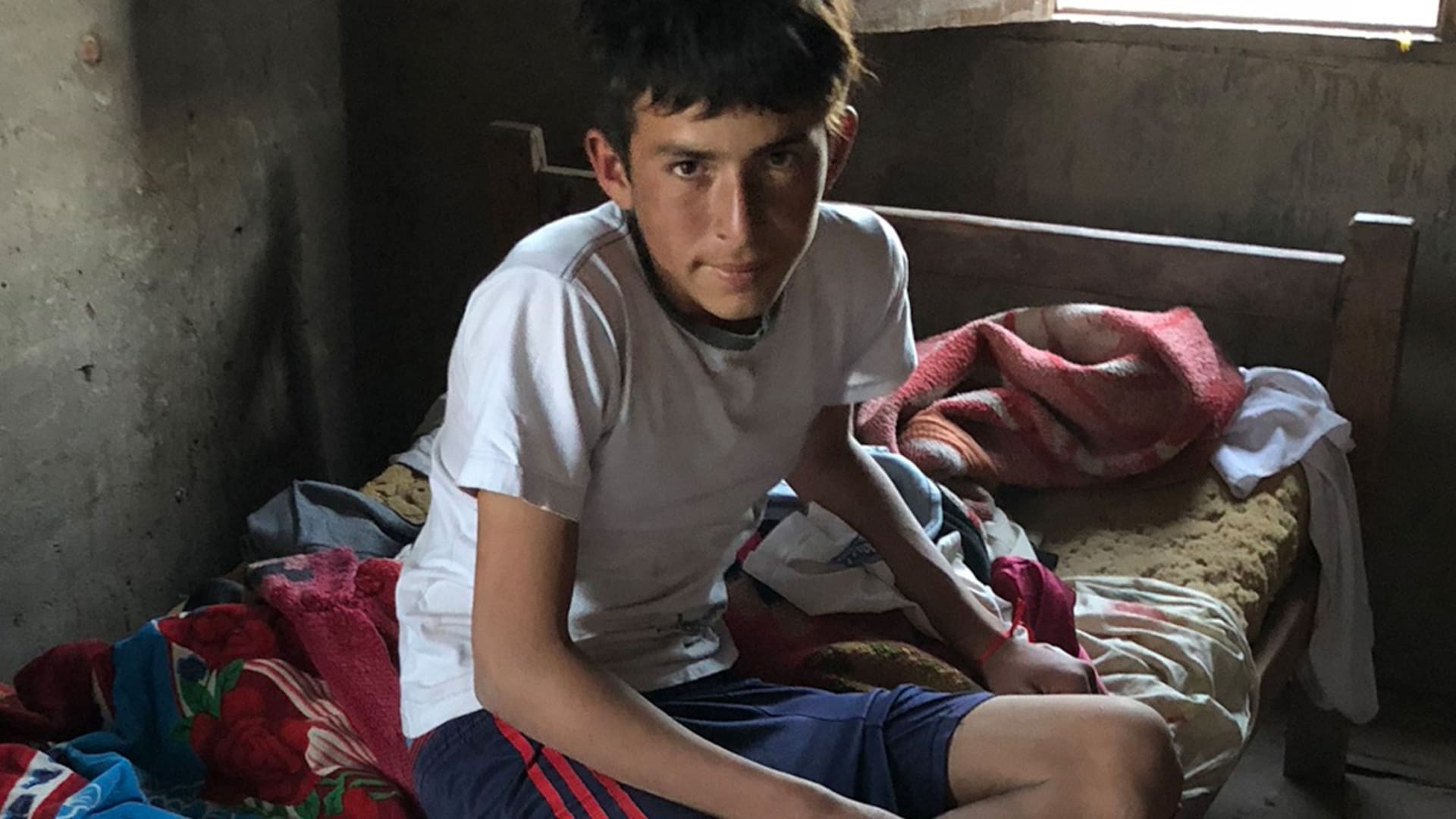 En el monte santiagueño: tiene 14 años, es hachero y su deseo es tener una cama para él solo