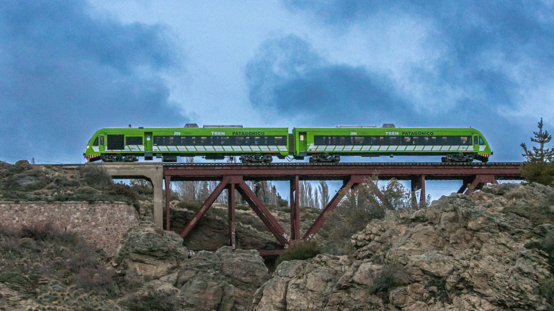El nuevo servicio ferroviario de dos vagones que permite disfrutar de la majestuosidad de la Patagonia
