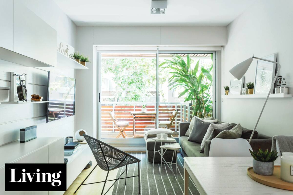 En Belgrano: Mirá cómo se resolvió este dos ambientes de 45m2 con balcón corrido usando colores claros y muebles a medida