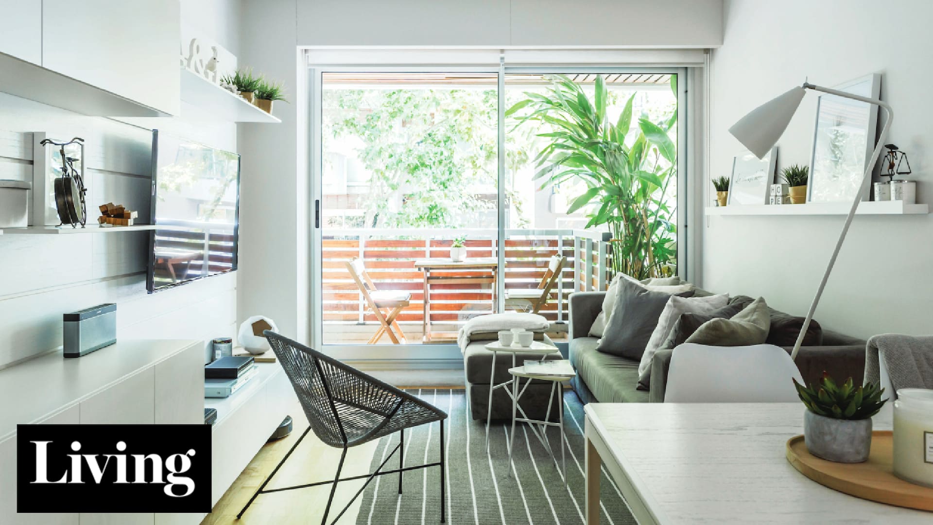 En Belgrano: Mirá cómo se resolvió este dos ambientes de 45m2 con balcón corrido usando colores claros y muebles a medida