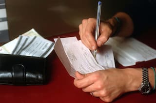 El impuesto al cheque y un decreto pendiente para aliviarlo