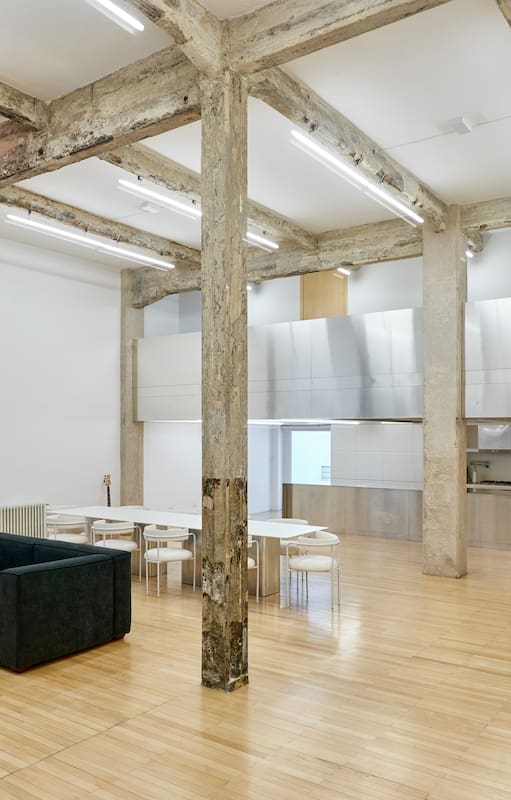 En una antigua fábrica de aluminio, renovaron un loft con estilo high tech