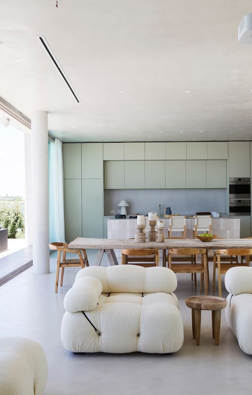 Una casa wabi-sabi que celebra las marcas del tiempo y asume lo imperfecto