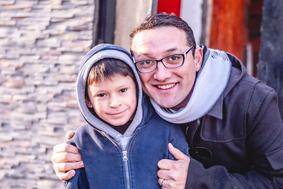 Día de la Solidaridad: es enfermero y sueña con una casa para un chico con piel de cristal