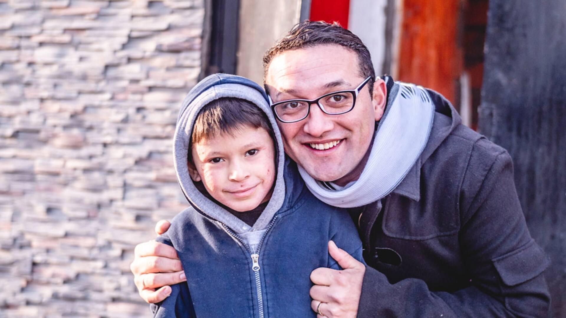 Día de la Solidaridad: es enfermero y sueña con una casa para un chico con piel de cristal
