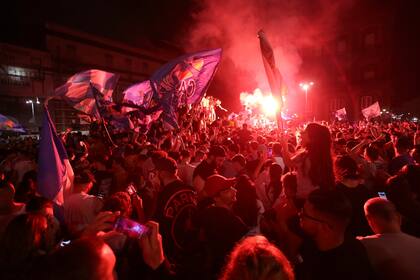 Los fanáticos de Napoli encienden bengalas mientras celebran