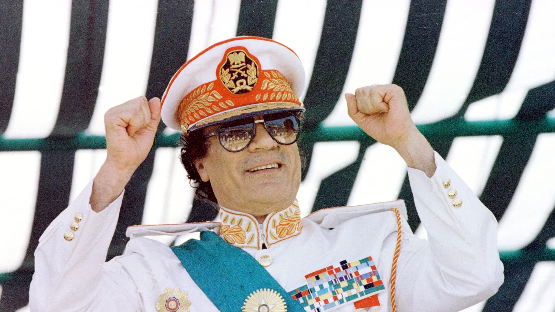 7 de septiembre de 1999. Con uniforme de gala, Muammar Gaddafi preside el desfile militar con el que celebró los 30 años de la revolución que lo llevó al poder. (Photo by Georges MERILLON/Gamma-Rapho via Getty Images)