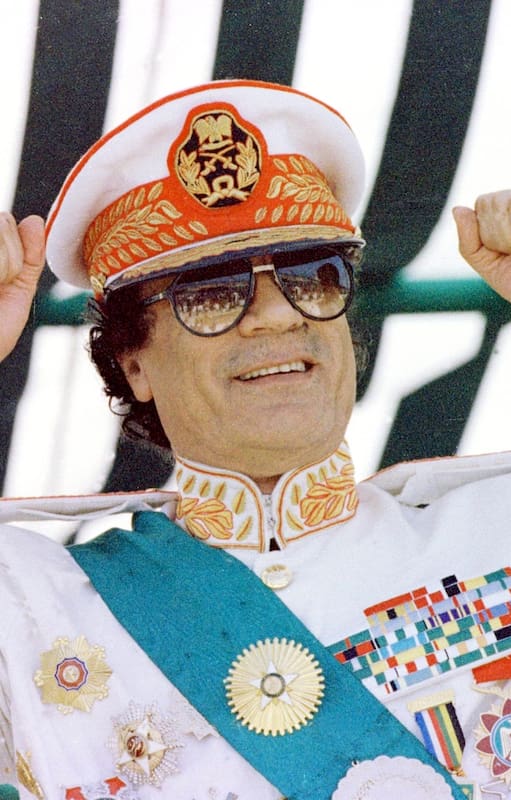 7 de septiembre de 1999. Con uniforme de gala, Muammar Gaddafi preside el desfile militar con el que celebró los 30 años de la revolución que lo llevó al poder. (Photo by Georges MERILLON/Gamma-Rapho via Getty Images)