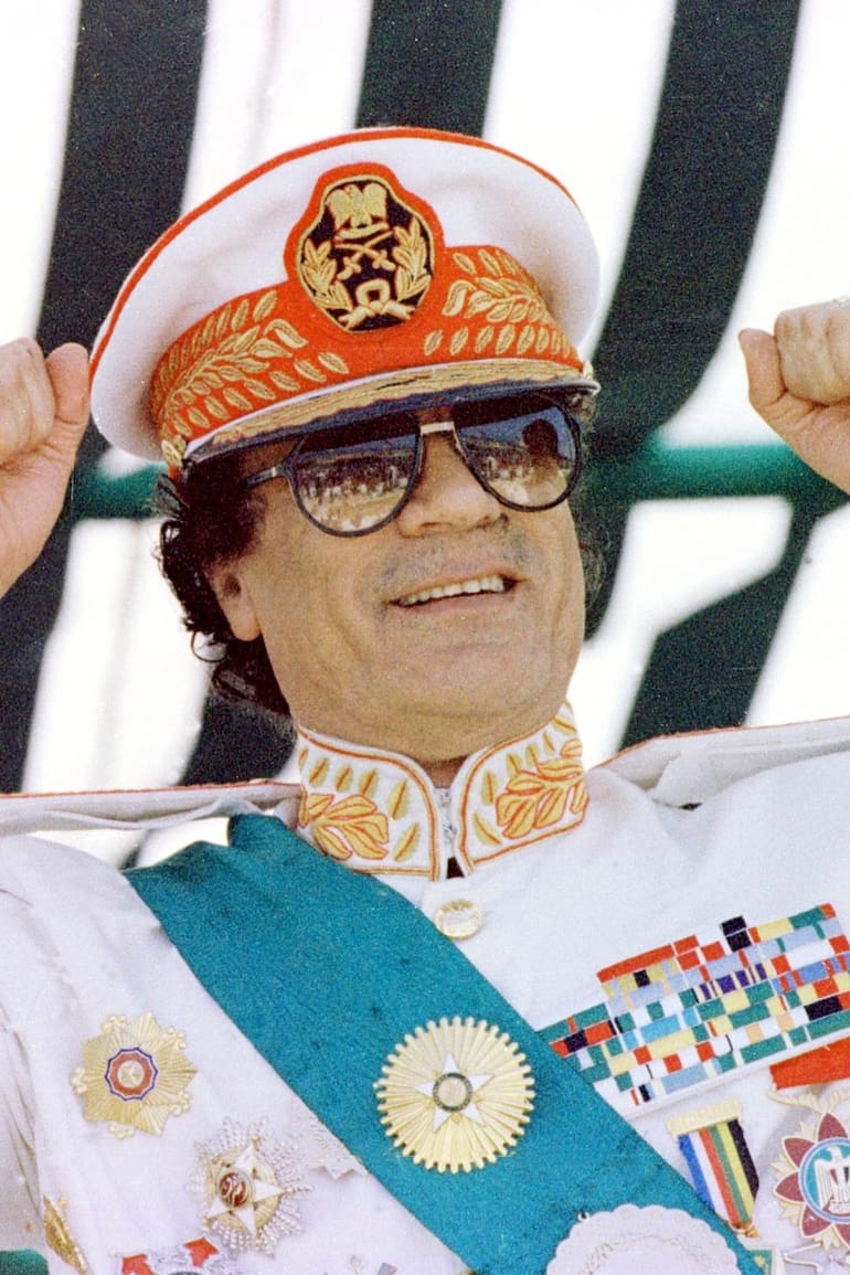7 de septiembre de 1999. Con uniforme de gala, Muammar Gaddafi preside el desfile militar con el que celebró los 30 años de la revolución que lo llevó al poder. (Photo by Georges MERILLON/Gamma-Rapho via Getty Images)