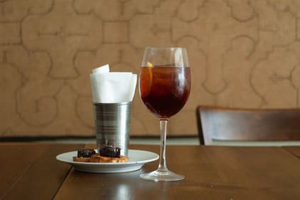 70% Vermouth Coltri, 30% Soda, hielo & limón y brusqueta de berenjenas a la plancha escabechadas.