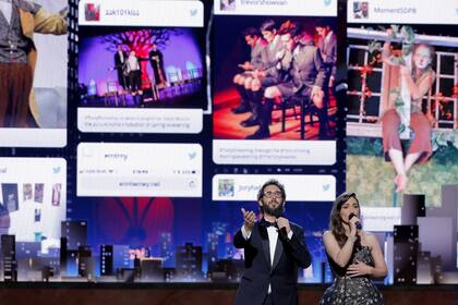 Josh Groban y Sara Bareilles, los conductores de la ceremonia