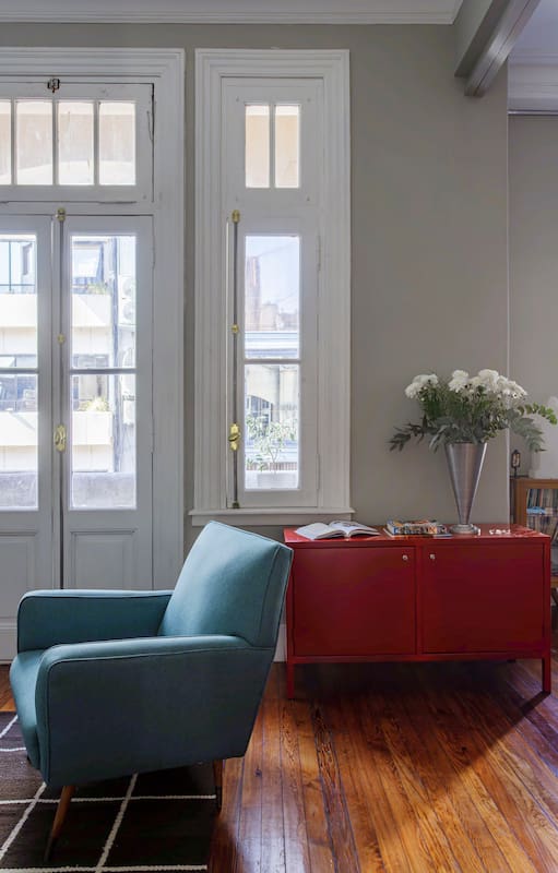Por trabajo y amor, un arquitecto italiano hoy vive en este piso de Retiro, que renovó con particular encanto