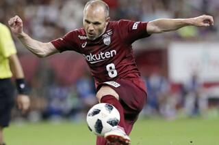 Suplente y con una derrota: la aventura japonesa de Iniesta no empezó bien
