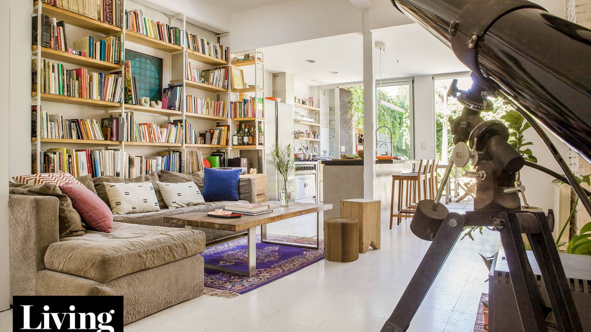 De una casita antigua y oscura, lograron una con espacios soleados y nueva planta revestida en madera