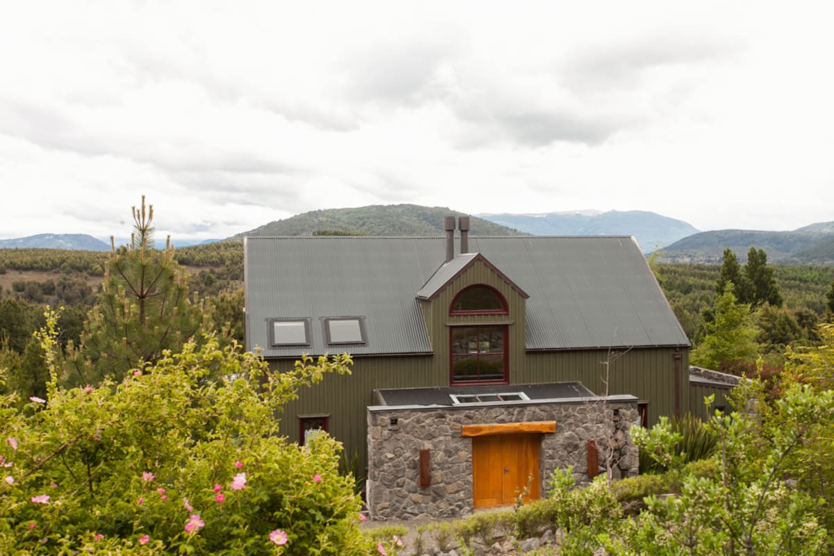 Loft patagónico. Un galpón de diseño con vista a las montañas de San Martín de los Andes