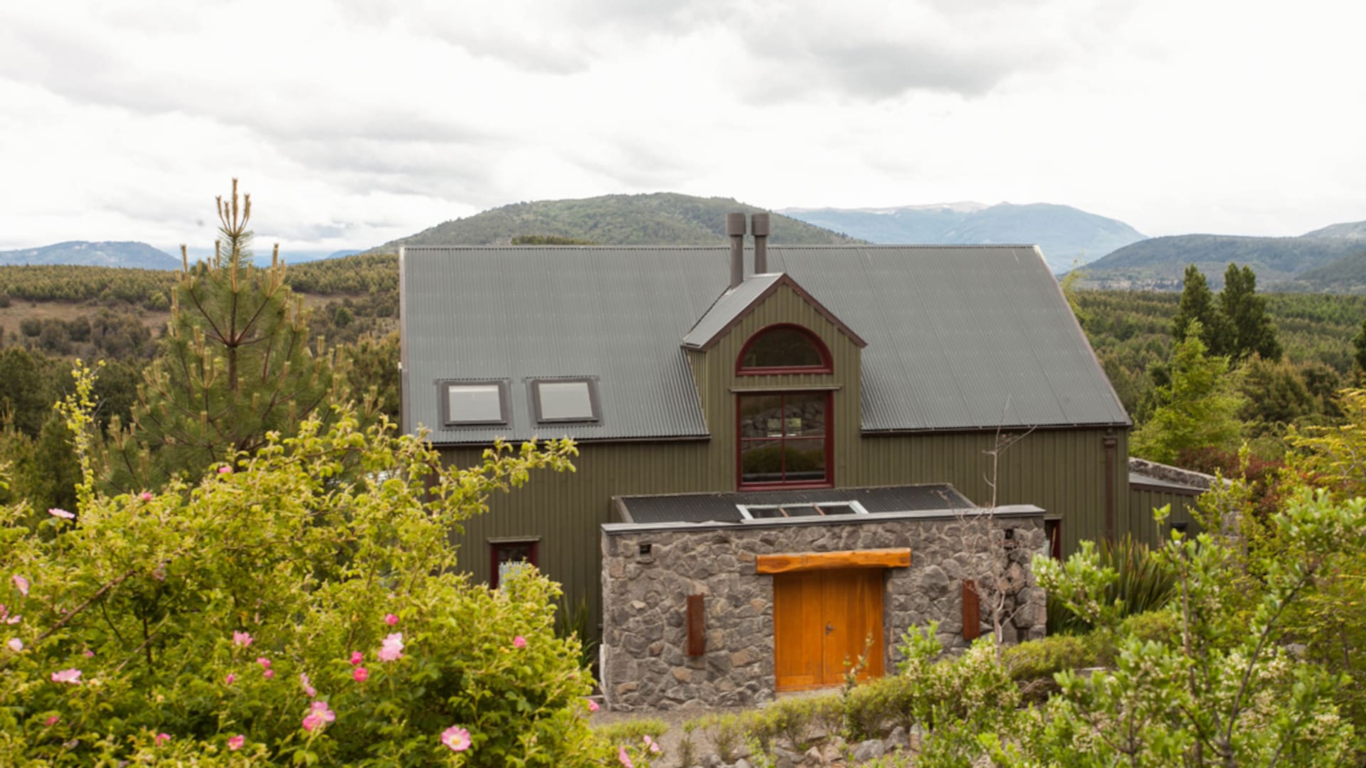 Loft patagónico. Un galpón de diseño con vista a las montañas de San Martín de los Andes