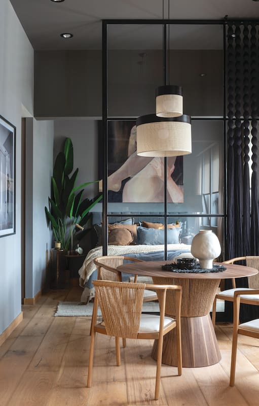Un hombre pensó el loft de 60m2 donde para por trabajo con el mismo estilo elegante y cálido de su casa