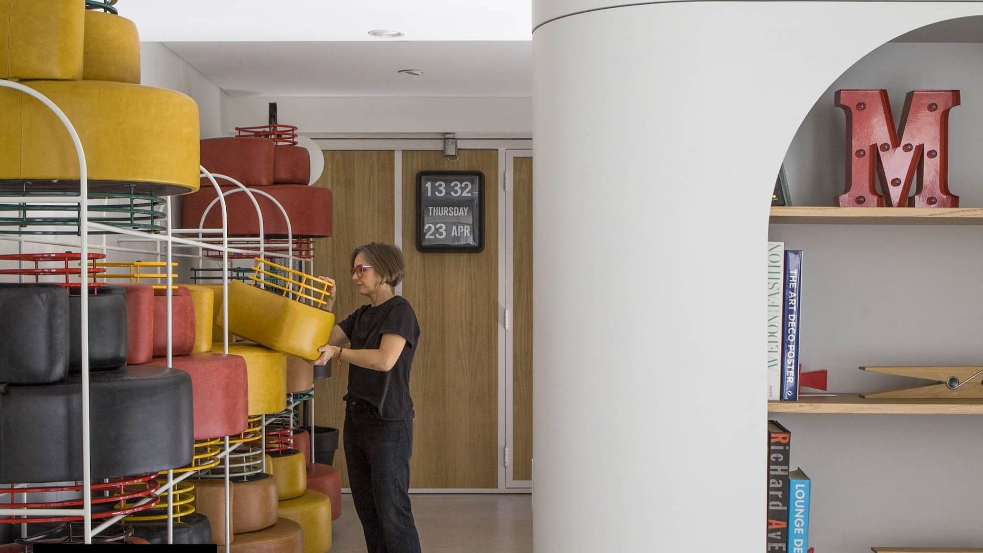 En Vicente López: Sobre un lote en barranca, una pareja de diseñadores reúne taller y vida en un espacio único