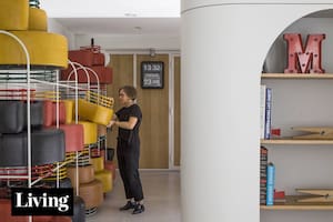 Sobre un lote en barranca, una pareja de diseñadores reúne taller y vida en un espacio único