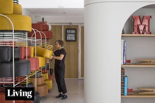 Sobre un lote en barranca, una pareja de diseñadores reúne taller y vida en un espacio único
