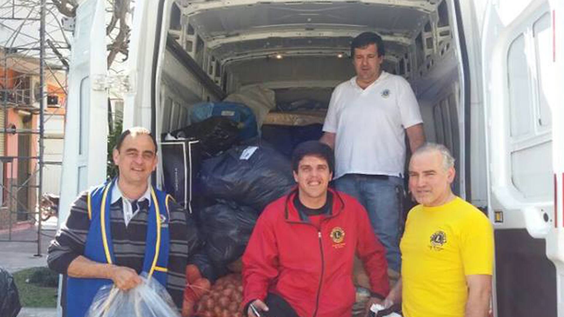 ¿Trabajo y solidaridad?: con sus fletes ayuda a los más necesitados del país
