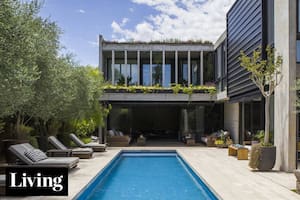 Fachada original y máxima comodidad por dentro, la fórmula para una casa propia a medida